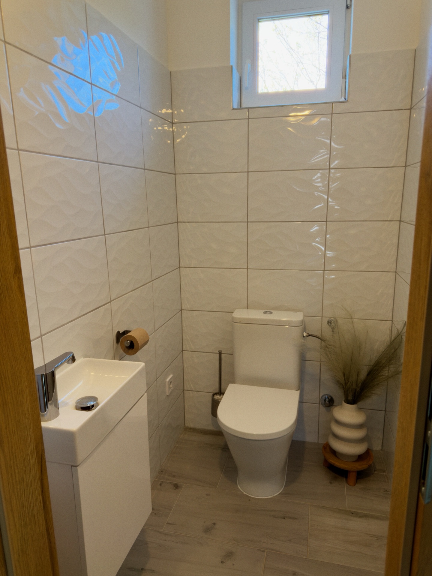 Külön WC kézmosóval