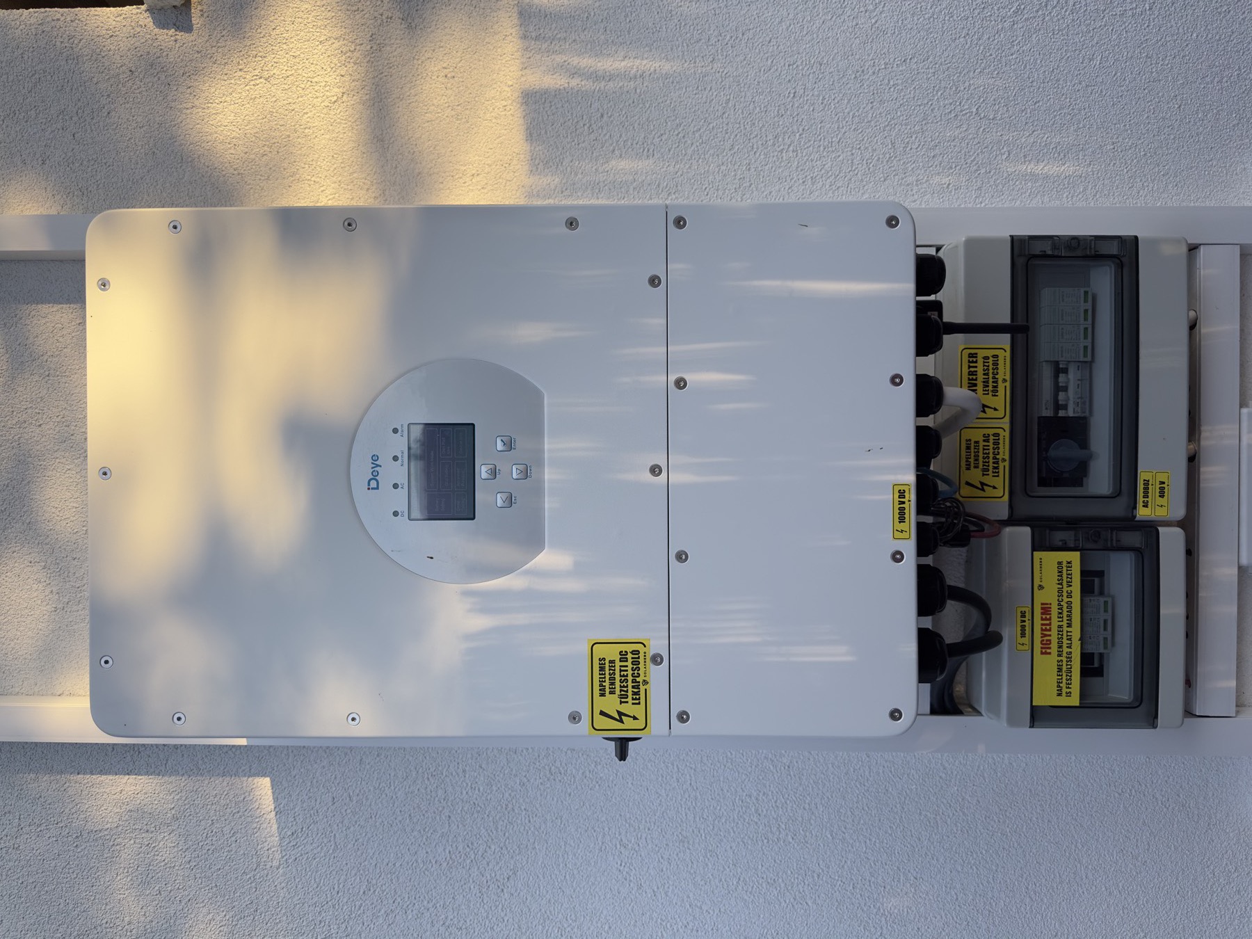 A Deye hibrid napelemes inverter a falon